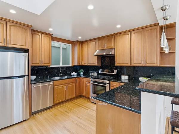 Great Price! In-unit W/d! Remodeled! Parking Available! Roof Deck! Dishwasher! photo 3