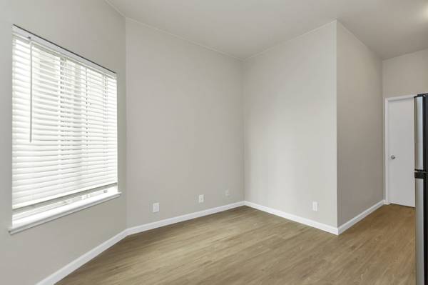 977 PINE Apartments photo 5