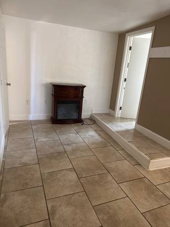 2BR/1BA Apartment · Cloverdale photo 4