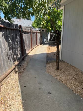 2BR/1BA Apartment · Cloverdale photo 3