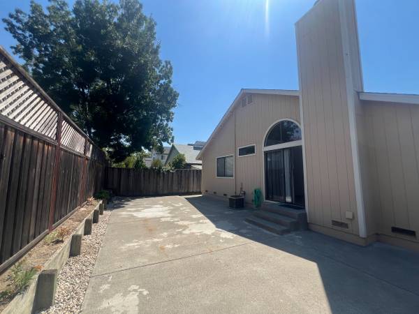 3BR/2BA Single Family House on Sarah Ct · Windsor photo 3