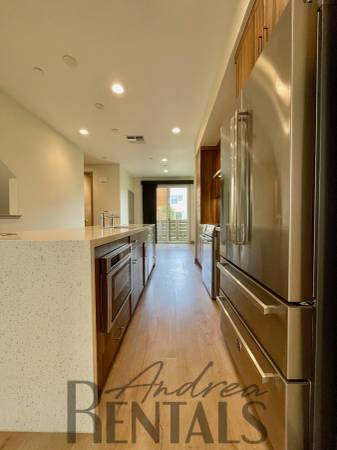 2BR/3BA Condo on Prescott St · Oakland photo 5