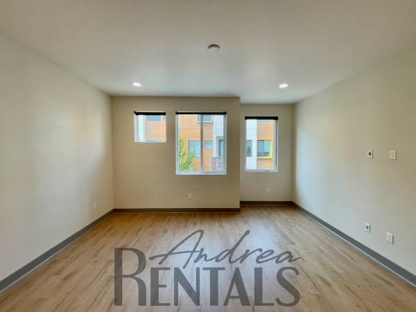 2BR/3BA Condo on Prescott St · Oakland photo 4