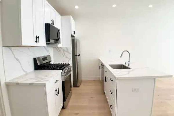 Remodeled 1/1. In-unit W/d! Dishwasher! Roof Deck! Bay Windows! Huge Closets!