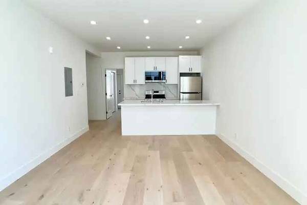 Remodeled 1/1. In-unit W/d! Dishwasher! Roof Deck! Bay Windows! Huge Closets! photo 3