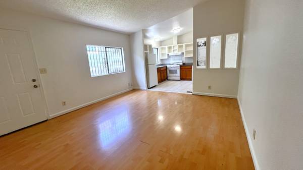 2BR/1BA Apartment on Sycamore St · Oakland photo 3
