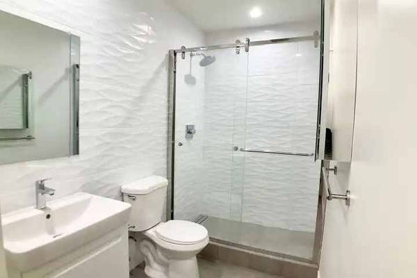 Remodeled 1/1. In-unit W/d! Dishwasher! Roof Deck! Bay Windows! Huge Closets! photo 2