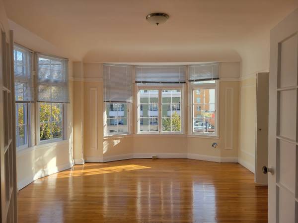 725 Van Ness Ave photo 2