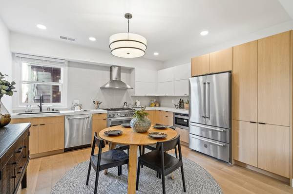 Dogpatch: Expansive Unfurnished Loft W/ Private Balcony, Office Alcove, 2 Bathrooms, Garage Parking &amp; Storage photo 5
