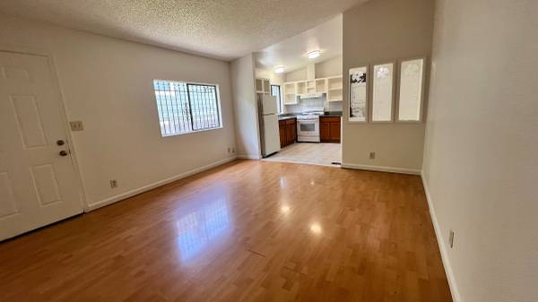 2BR/1BA Apartment on Sycamore St · Oakland photo 4