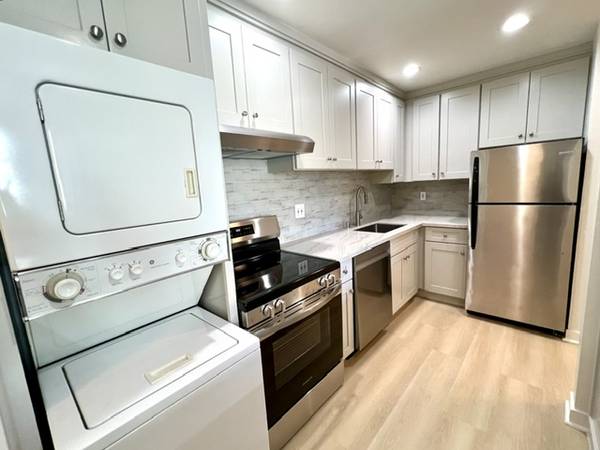 2BR/2BA Apartment on Carlmont Drive · Belmont photo 4