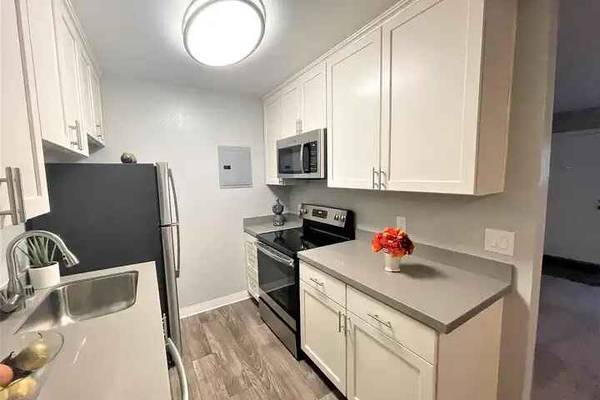 Sunnyvale Town Center Apartments photo 4