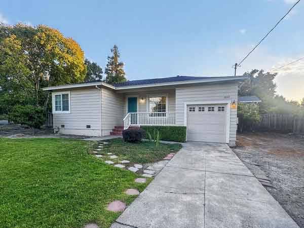 Adorable 2 Bedroom, 1 Bathroom Single Level Single Family Home With Attached Garage, Laundry And Yard! photo 2