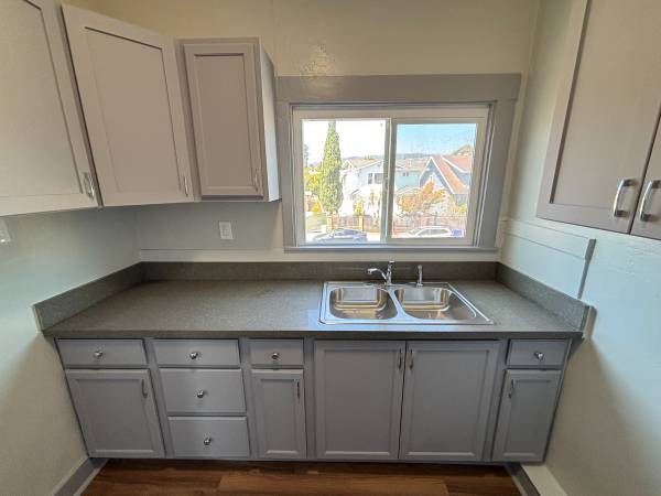 1BR/1BA Apartment on Bancroft Avenue · Oakland photo 4