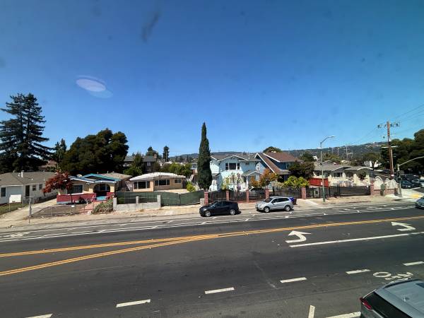 1BR/1BA Apartment on Bancroft Avenue · Oakland photo 5