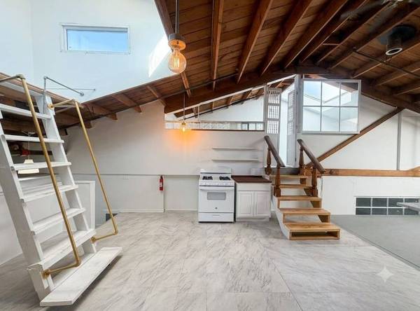 0BR/1BA Loft · Oakland photo 3