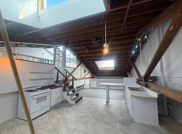 0BR/1BA Loft · Oakland photo 4