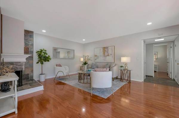 1BR/1BA Condo on W Middlefield Rd · Mountain View photo 3