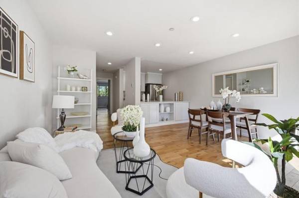 Beautiful European Style Condo 2 Beds/2 Full Bath Bright And Cheerful photo 5