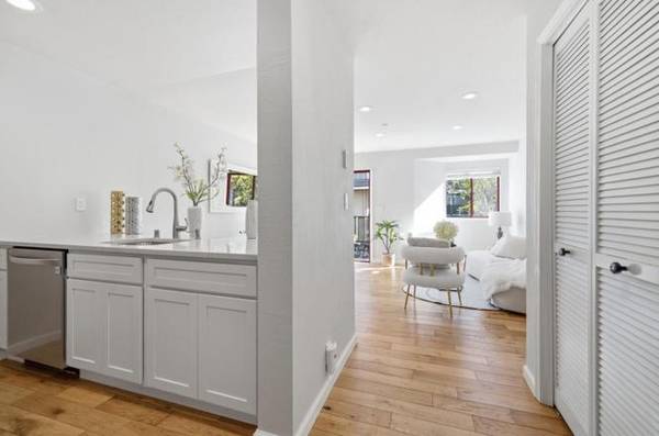 Beautiful European Style Condo 2 Beds/2 Full Bath Bright And Cheerful photo 2