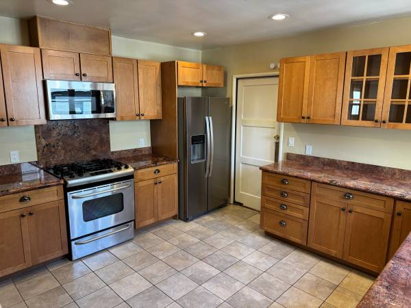 3BR/2BA Apartment · Berkeley photo 2