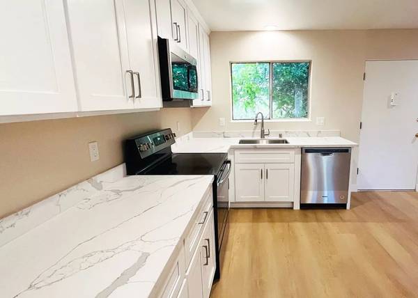 Spacious 3 Bedroom in Prime Location photo 3