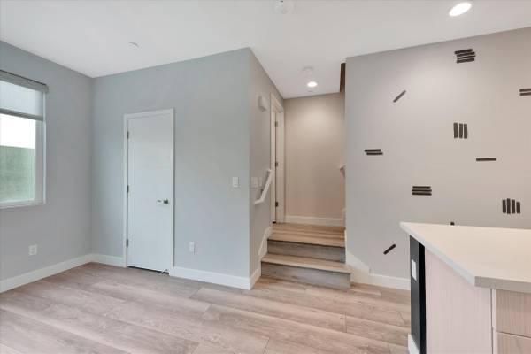 2BR/2BA Townhouse · Oakland photo 3