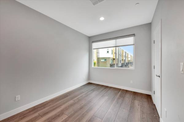 2BR/2BA Townhouse · Oakland photo 2