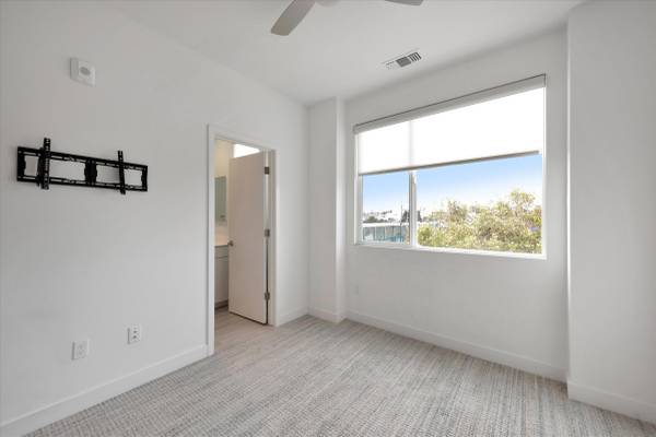 2BR/2BA Townhouse · Oakland photo 5