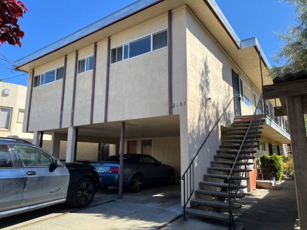 2BR/1BA Apartment on Mcgee Ave · Berkeley photo 2