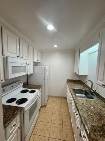 Apartments on Robinson St - 40 · El Verano photo 2