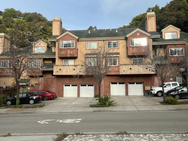 2BR/1BA Apartment on Caldecott Lane · Oakland