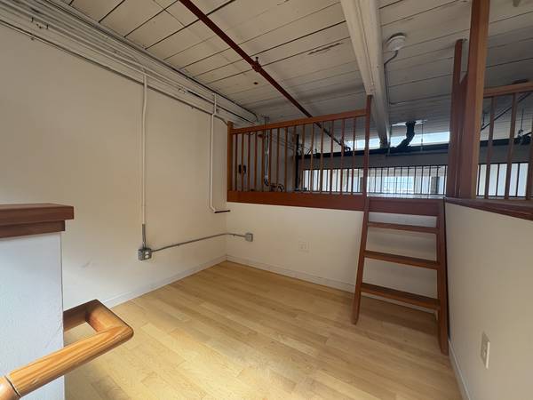 0BR/1BA Loft · Oakland photo 3