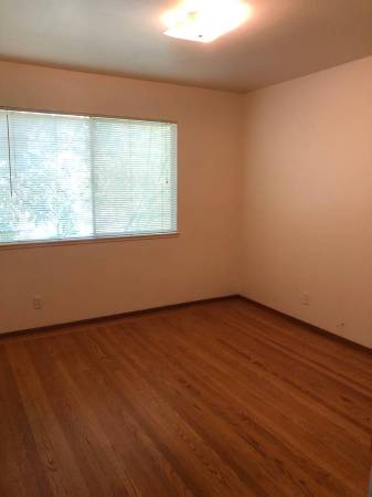 2BR/1BA Apartment · Oakland photo 4