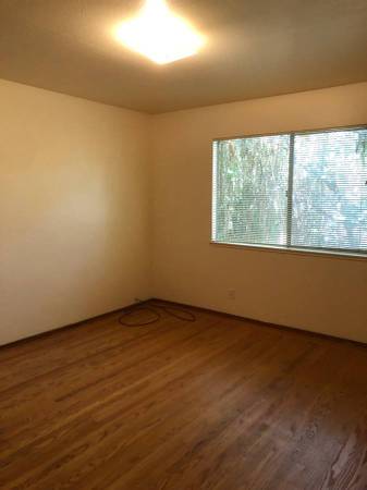 2BR/1BA Apartment · Oakland photo 5