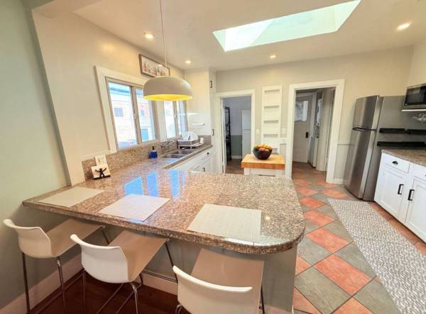 4BR/2BA Apartment · Berkeley photo 5