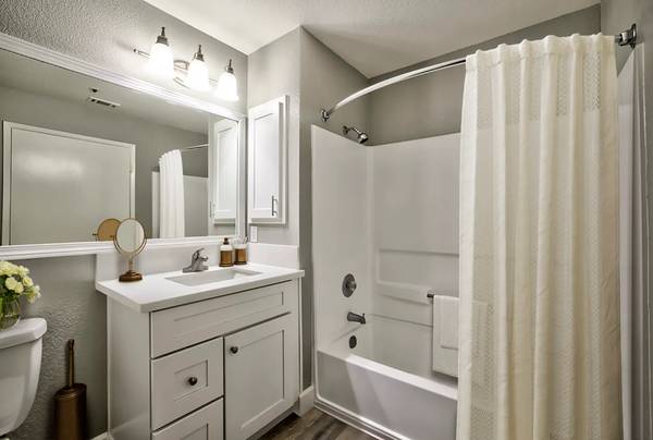 2BR/2BA Apartment on Manzanita Avenue · Sacramento photo 3