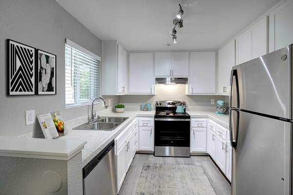 2BR/2BA Apartment on Manzanita Avenue · Sacramento photo 2