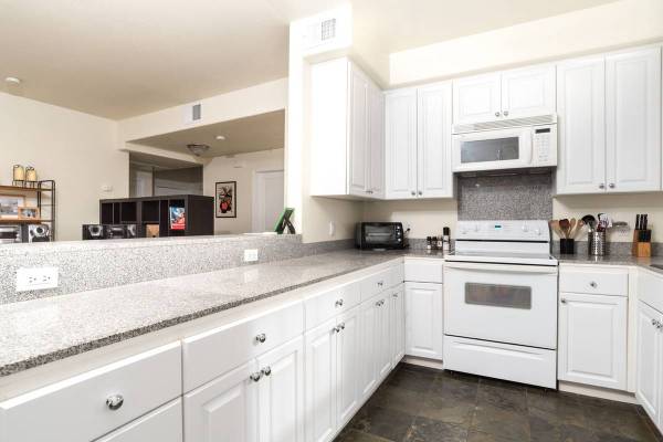 2BR/2BA Condo · Palo Alto photo 4