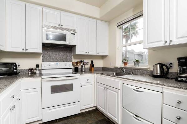 2BR/2BA Condo · Palo Alto photo 3