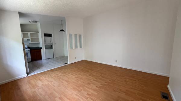 2BR/1BA Apartment on Sycamore St · Oakland photo 2