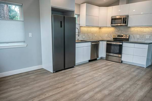 15817 Izorah Way photo 4