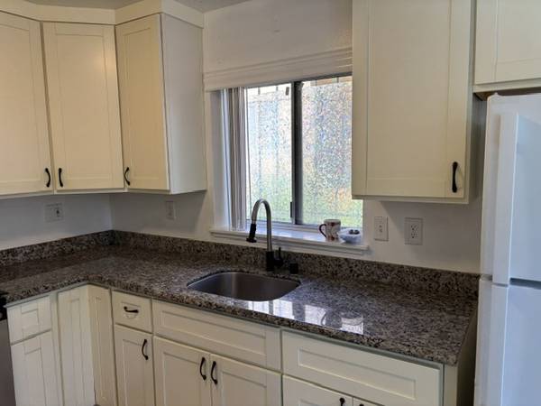 2BR/1BA Apartment · Oakland photo 4