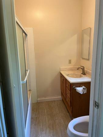 2BR/1BA Apartment · Oakland photo 4