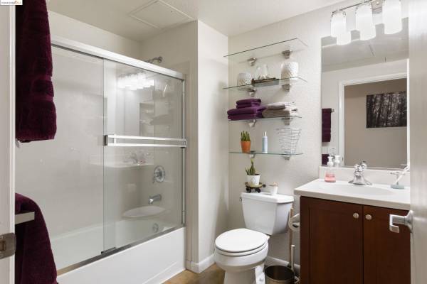 1BR/1BA Condo · Emeryville photo 2