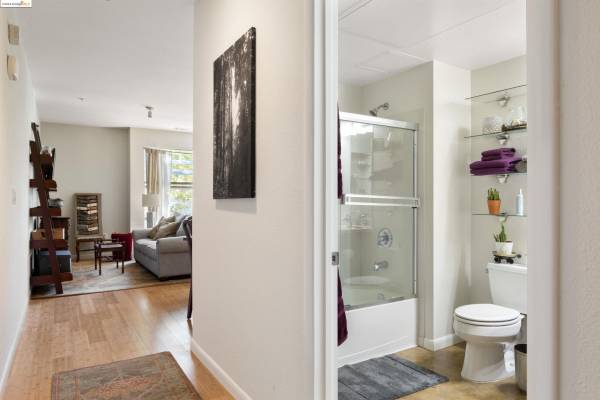 1BR/1BA Condo · Emeryville photo 3