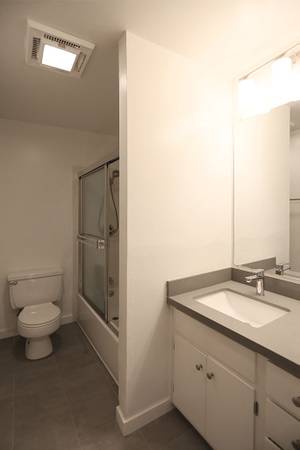 1BR/1BA Apartment · Oakland photo 5