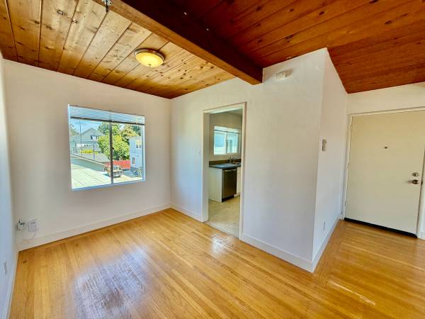 2BR/1BA Apartment on Vicente · Oakland photo 4
