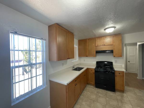 2BR/1BA Apartment on 98th Ave Ct · Oakland photo 2