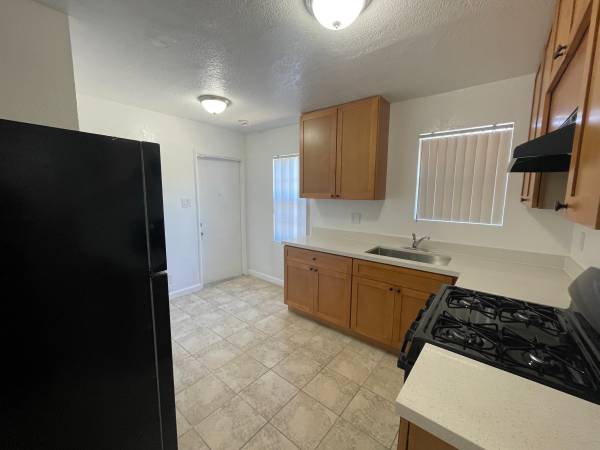 2BR/1BA Apartment on 98th Ave Ct · Oakland photo 4